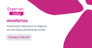 Profesionales analizando indicadores de riesgo de crédito empresarial en una plataforma digital de monitorización financiera.